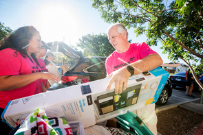 As students moved in last week, new UA President Robert C. Robbins was there to lend a hand. (Photo: John de Dios/UANews) As students moved in last week, new UA President Robert C. Robbins was there to lend a hand. (Photo: John de Dios/UANews)